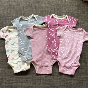 Newborn Onesies - set of 5. Gerber newborn onesies